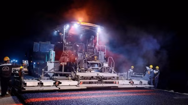 Nhà thầu thi công dự án Đồng Đăng-Trà Lĩnh triển khai dây chuyền thảm hiện đại gồm nhiều thiết bị lu lèn, tiến hành quy trình thảm nhựa nóng tại mũi thi công Km11 (xã Văn Lãng, Lạng Sơn).