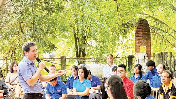 Diễn giả Nguyễn Quốc Vương trong một chương trình lan tỏa văn hóa đọc cho học sinh. 