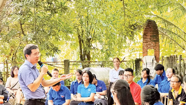 Diễn giả Nguyễn Quốc Vương trong một chương trình lan tỏa văn hóa đọc cho học sinh. 