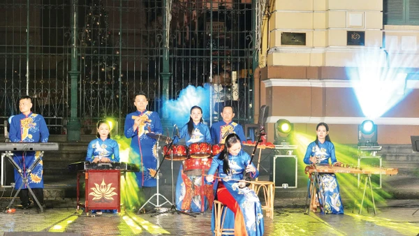 Các nghệ sĩ biểu diễn âm nhạc dân tộc tại khu vực trước Bưu điện trung tâm Thành phố Hồ Chí Minh.
