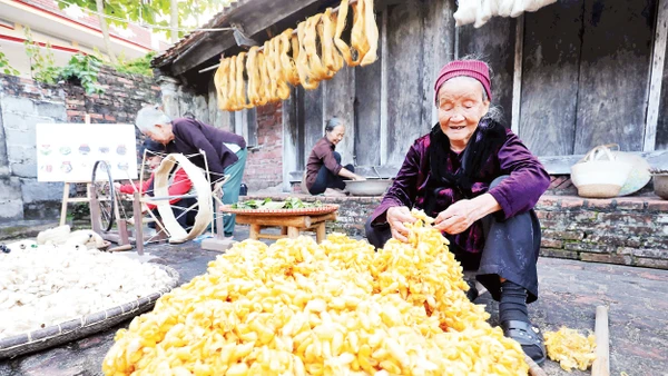 Làng còn 60 nghệ nhân cao tuổi thành thạo kỹ thuật rút đũi cổ truyền.