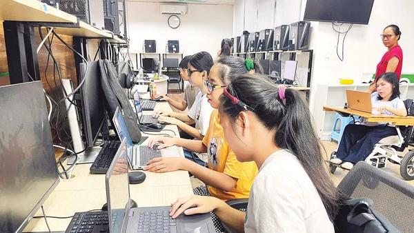 Lớp đào tạo các kỹ năng số luôn thu hút được nhiều bạn trẻ khuyết tật tham gia. Nguồn Nghị lực sống.