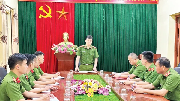 Công an xã Tân Đoàn họp bàn phương án giữ gìn an ninh trật tự trên địa bàn.