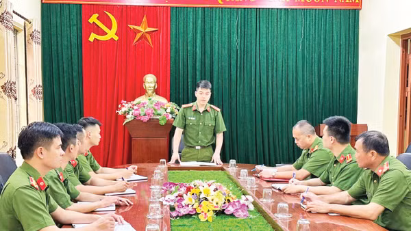 Công an xã Tân Đoàn họp bàn phương án giữ gìn an ninh trật tự trên địa bàn.