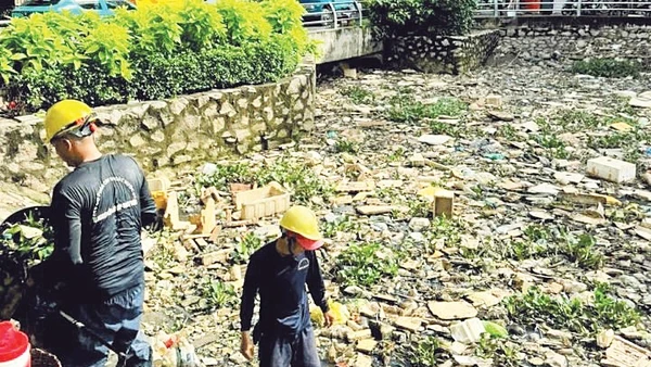 UBND phường Xuân Khánh tổ chức ra quân thu gom rác tại rạch Tham Tướng. Ảnh UBND phường cung cấp.