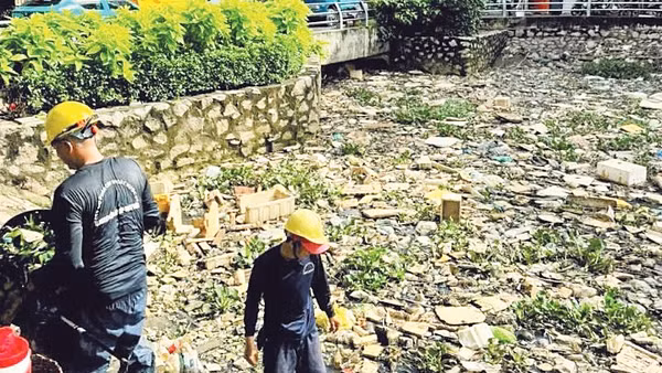 UBND phường Xuân Khánh tổ chức ra quân thu gom rác tại rạch Tham Tướng. Ảnh UBND phường cung cấp.