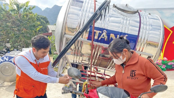 Nhiều vật dụng thiết yếu được hỗ trợ dựa trên khảo sát nhu cầu người dân. Ảnh: Văn Ban