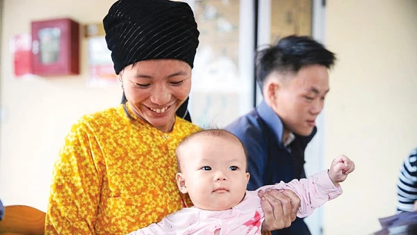 Các buổi tiêm chủng cũng là cơ hội để cán bộ y tế xã phổ biến kiến thức chăm sóc sức khỏe bản thân và trẻ nhỏ tới các bà mẹ. Ảnh: UNICEF Việt Nam