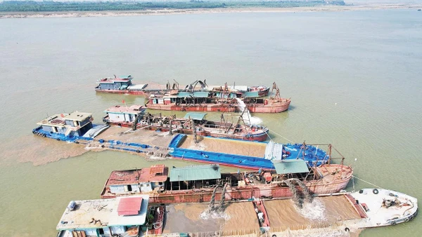 UBND tỉnh Phú Thọ quyết định xử phạt đối với Công ty cổ phần Hoàn Hảo về hành vi khai thác cát trái phép. Ảnh: ND