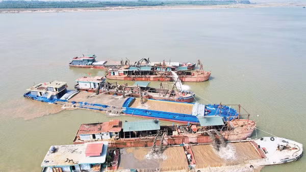 UBND tỉnh Phú Thọ quyết định xử phạt đối với Công ty cổ phần Hoàn Hảo về hành vi khai thác cát trái phép. Ảnh: ND