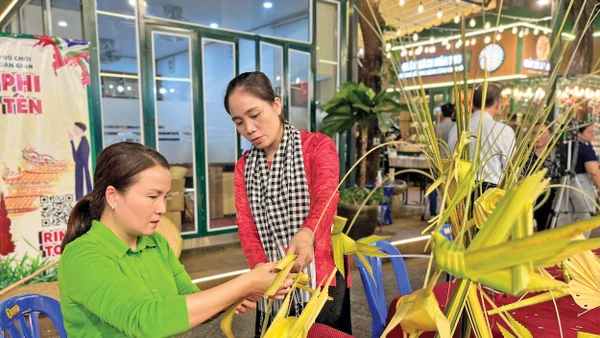 Du khách thích thú trải nghiệm hoạt động tại Ngày hội sách và văn hóa đêm. 