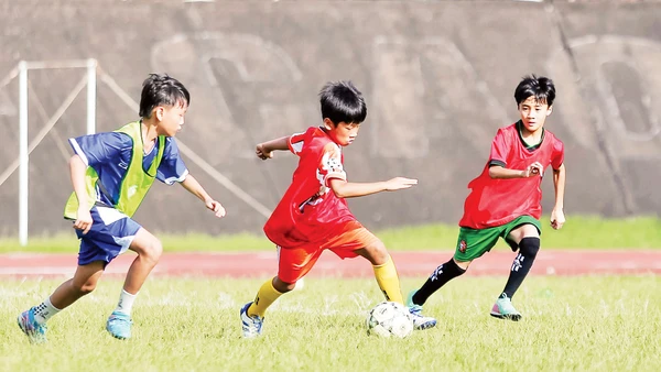 Các em nhỏ tham dự Ngày hội tuyển sinh vận động viên năng khiếu bóng đá Huế 2025. Ảnh: CLBBĐH 