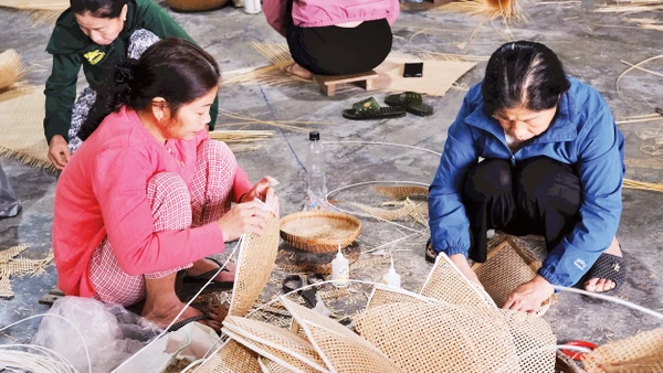 Những người thợ đang tỉ mỉ hoàn thiện các sản phẩm. 