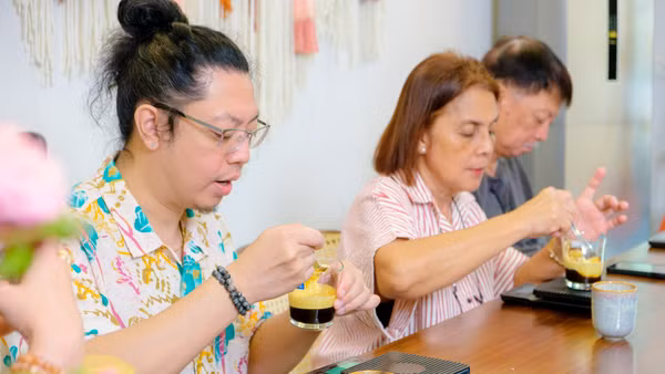 Du khách học cách làm món đồ uống độc đáo cà-phê trứng của Hà Nội. (Nguồn ảnh: Dine With Locals)