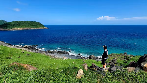 Trước mắt anh Phương Nam, Côn Đảo mở ra biết bao nhịp sống xanh, nguyên sơ, trong trẻo. Ảnh: MINH LÊ