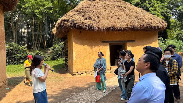 Du khách tham quan nhà người Hà Nhì tại Bảo tàng Dân tộc học Việt Nam.