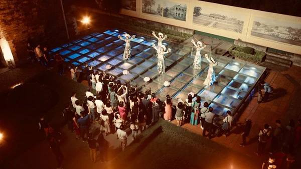 Du khách trải nghiệm tour đêm “Giải mã Hoàng thành Thăng Long”. (Ảnh: Trung tâm Bảo tồn Di sản Thăng Long Hà Nội)