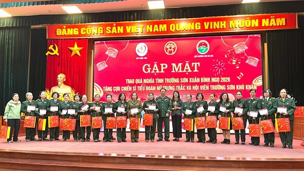 Đại diện Hội Trường Sơn-Đường Hồ Chí Minh Hà Nội tặng quà các cựu chiến sĩ Tiểu đoàn nữ Trưng Trắc.