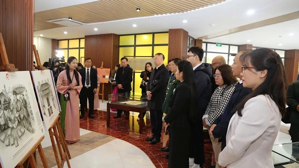 Du khách tham quan Không gian Di sản tư liệu thế giới của Việt Nam và tài liệu lưu trữ quốc gia tiêu biểu.