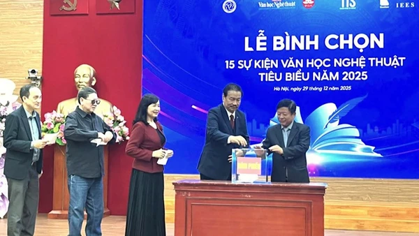 Các đại biểu bỏ phiếu bình chọn 15 sự kiện văn học nghệ thuật tiêu biểu năm 2025.