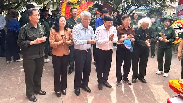 Các đại biểu dâng hương tưởng niệm các Anh hùng liệt sĩ thanh niên xung phong tại Nhà bia Di tích Cách mạng Bến phà Cầu phao Khuyến Lương.