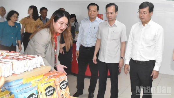 Lãnh đạo tỉnh Đồng Tháp thăm và làm việc với các doanh nghiệp trên địa bàn tỉnh.