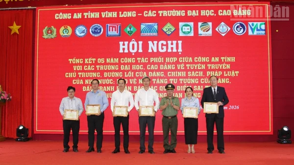 Khen thưởng cho các tập thể và cá nhân có thành tích xuất sắc.