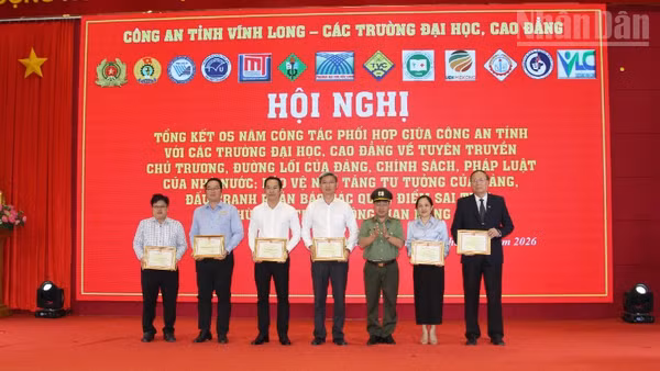 Khen thưởng cho các tập thể và cá nhân có thành tích xuất sắc.