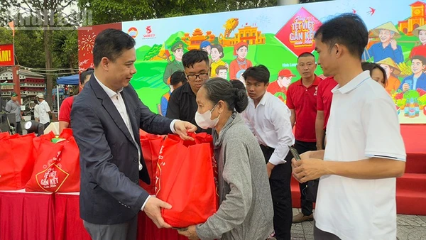 Phó Trưởng Ban Công tác xã hội Ủy ban Trung ương Mặt trận Tổ quốc Việt Nam Lò Trung Kiên trao quà cho bà con Vĩnh Long. 