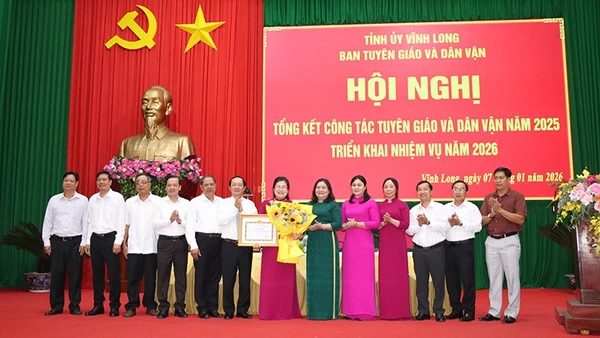 Ban Tuyên giáo và Dân vận Trung ương tặng Bằng khen cho tỉnh Vĩnh Long. 