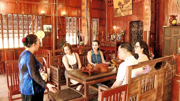 Du khách tham quan nhà dừa độc đáo ở Vĩnh Long. 