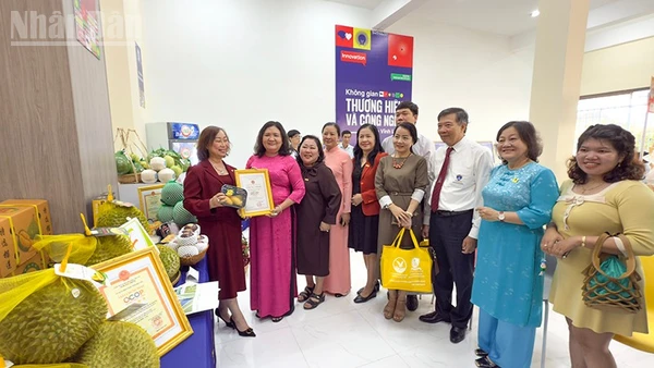 Lãnh đạo tỉnh Vĩnh Long tham quan các gian hàng trưng bày tại Không gian thương hiệu và công nghệ. 