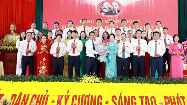 Phó Chủ tịch Ủy ban nhân dân tỉnh Bắc Ninh Lê Xuân Lợi chúc mừng Ban chấp hành Đảng bộ xã Sơn Động.