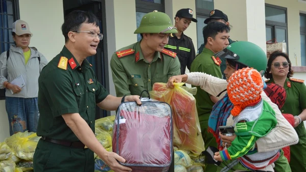  Đoàn công tác của Bộ Chỉ huy Quân sự tỉnh Bắc Ninh thăm, động viên, trao quà tới người dân xã Tây Phước Bắc, tỉnh Gia Lai.