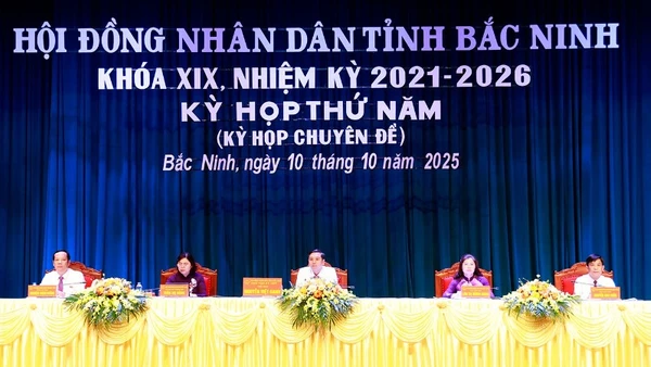 Các đồng chí Chủ tọa kỳ họp.