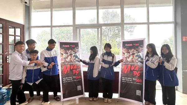 Học sinh Trường trung học phổ thông Hàn Thuyên, Bắc Ninh hào hứng trước giờ chiếu phim "Mưa đỏ" ngay tại trường.