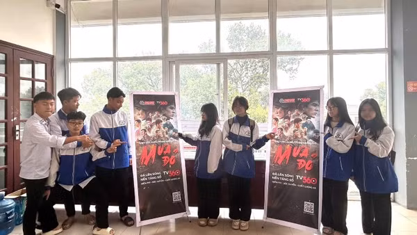 Học sinh Trường trung học phổ thông Hàn Thuyên, Bắc Ninh hào hứng trước giờ chiếu phim "Mưa đỏ" ngay tại trường.