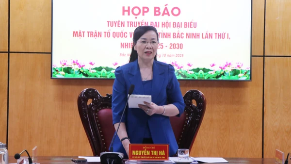 Bà Nguyễn Thị Hà, Ủy viên Ban Thường vụ Tỉnh ủy, Chủ tịch Ủy ban Mặt trận Tổ quốc Việt Nam tỉnh Bắc Ninh phát biểu.