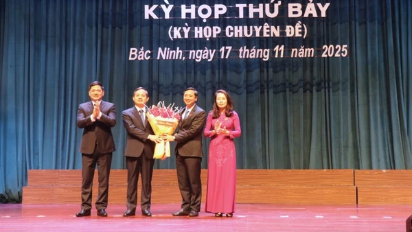 Thường trực Tỉnh ủy Bắc Ninh tặng hoa chúc mừng tân Chủ tịch Ủy ban nhân dân tỉnh Phạm Hoàng Sơn.