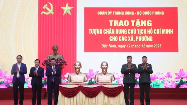 Bộ Tư lệnh Quân khu 1 phối hợp tỉnh Bắc Ninh tổ chức trao tặng Tượng chân dung Chủ tịch Hồ Chí Minh tới 99 xã, phường của tỉnh.