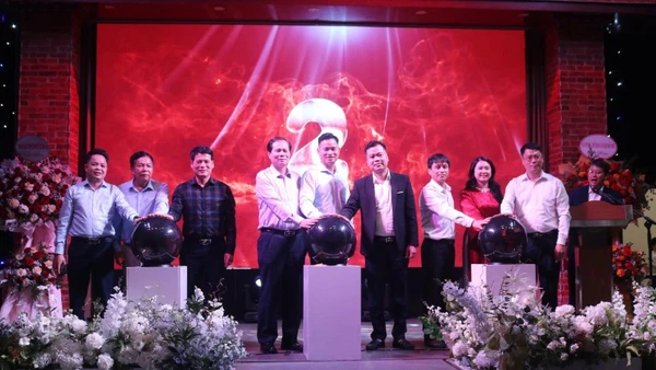 Các đại biểu thực hiện nghi thức ra mắt trang GO TO BACNINH.