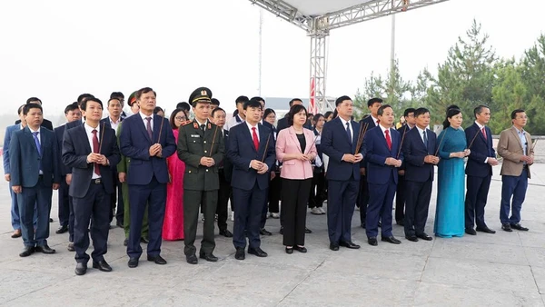 Đoàn đại biểu tỉnh Bắc Ninh thành kính dâng hương, dâng hoa trước tượng đài đồng chí Ngô Gia Tự, đặt tại phường Tam Sơn, tỉnh Bắc Ninh. 