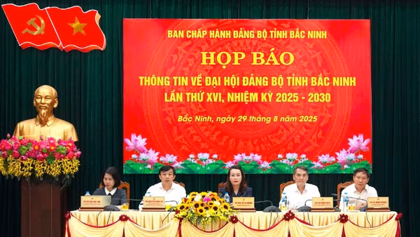 Các đồng chí chủ trì buổi họp báo.