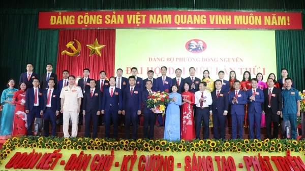 Phó Bí thư Tỉnh ủy Bắc Ninh Nguyễn Hương Giang chúc mừng Ban chấp hành Đảng bộ phường Đồng Nguyên nhiệm kỳ 2025-2030.
