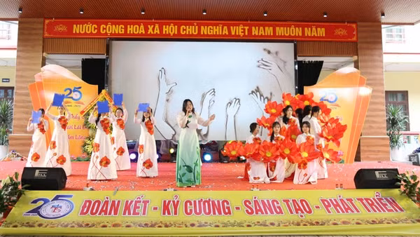 Tiết mục văn nghệ của thầy và trò Trường trung học phổ thông Từ Sơn (phường Đồng Nguyên, tỉnh Bắc Ninh).