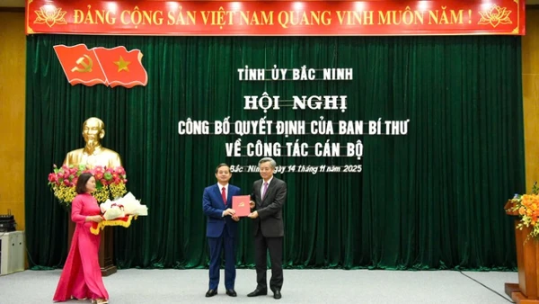 Đồng chí Nguyễn Quang Dương, Phó Trưởng Ban Ban Tổ chức Trung ương trao Quyết định của Ban Bí thư cho đồng chí Phạm Hoàng Sơn.