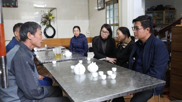 Lãnh đạo Ủy ban Mặt trận Tổ quốc tỉnh Bắc Ninh đến thăm hỏi, động viên gia đình nạn nhân vụ tai nạn giao thông nghiêm trọng xảy ra tại Lào Cai.