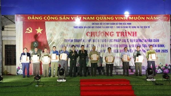 Bộ Chỉ huy Quân sự tỉnh trao giấy chứng nhận và tặng quà cựu chiến binh, già làng, trưởng bản, người có uy tín.