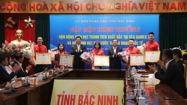 Lãnh đạo tỉnh Bắc Ninh chúc mừng các vận động viên đoạt thành tích xuất sắc.