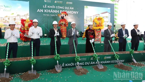 Các đại biểu làm nghi lễ khởi công dự án. (Ảnh: HNV)